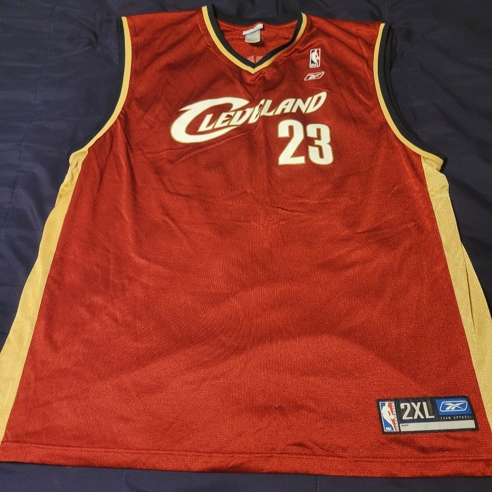 VINTAGE LEBRON JAMES CAVS JERSEY. MENS XXL.